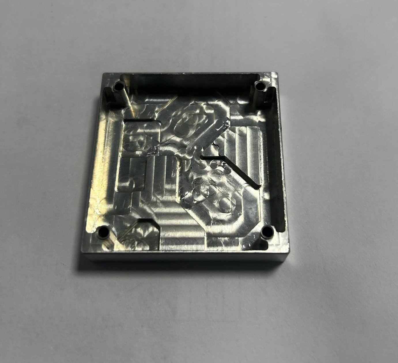 Flat aluminum heat spreader, efficiently transferring heat away from sensitive electronic components.