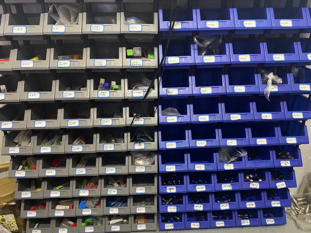 organized-sample-library-shelves.