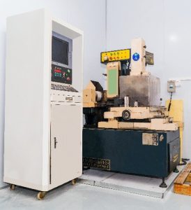Swiss-type CNC lathe (Sliding Headstock) for machining long, slender components with micron-level accuracy.
