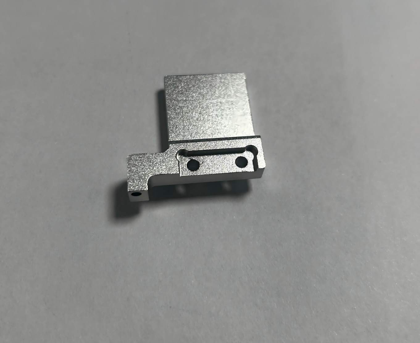 Precision CNC machined aluminum automotive bracket, custom aluminum structural component for car, sandblasted aluminum car accessory