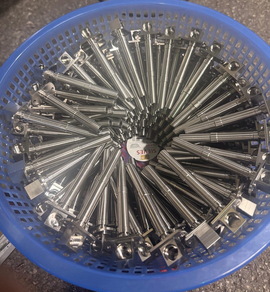 CNC machining AISI 321 stainless steel workpiece with deep narrow thin‑wall features, precision milling hard‑to‑machine alloy